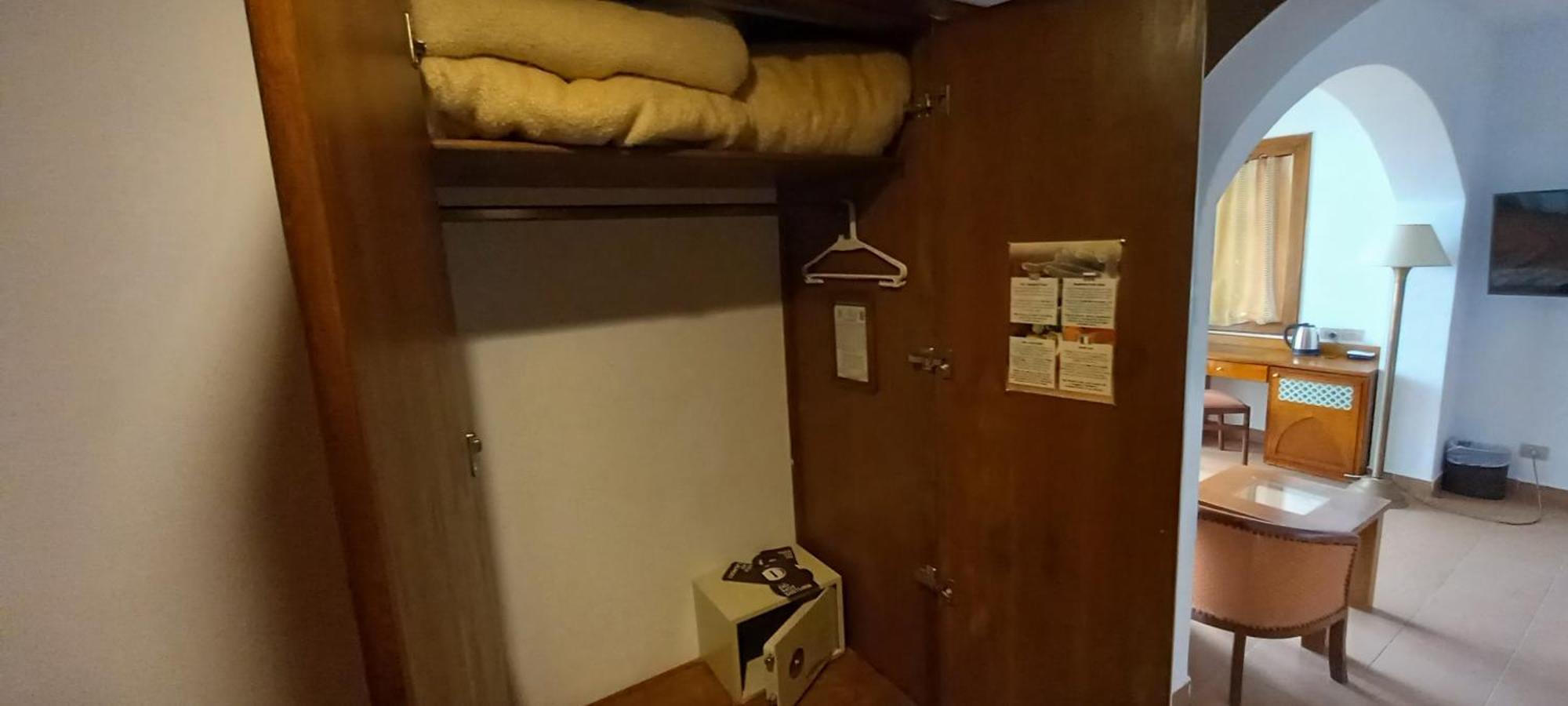 Standard Dreibettzimmer mit Meerblick